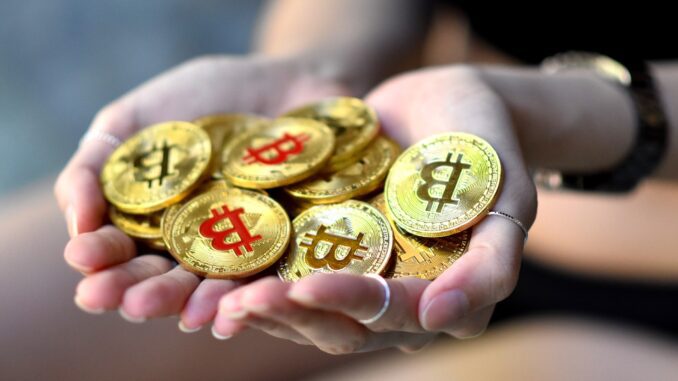 hands-4348717_1920 btc