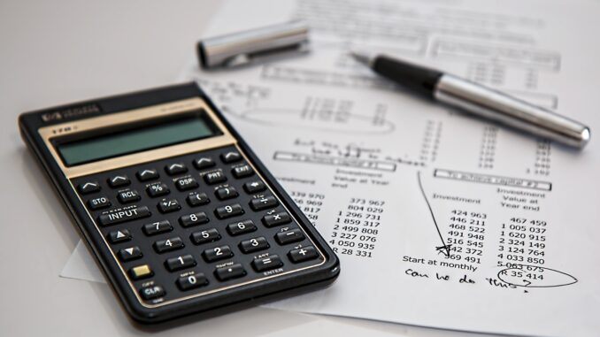 calculator-385506_1920 tax